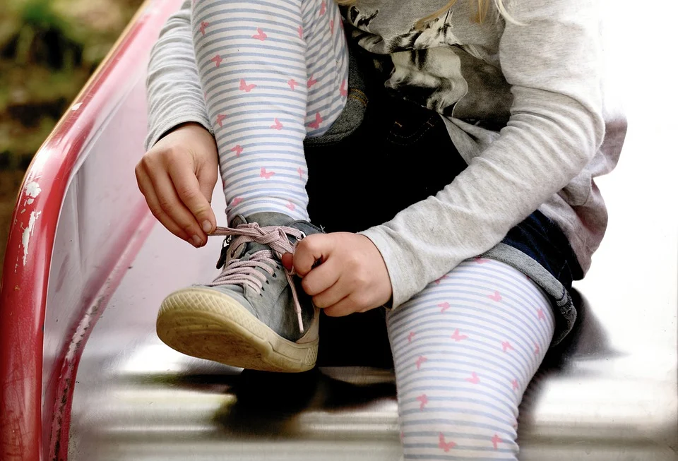 The child ties his shoelaces