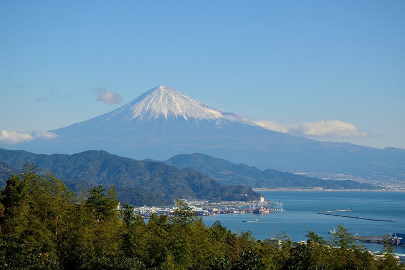 The mountain in the background of the city on the seashore