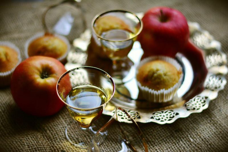 Drinks, apples and muffins on a tray