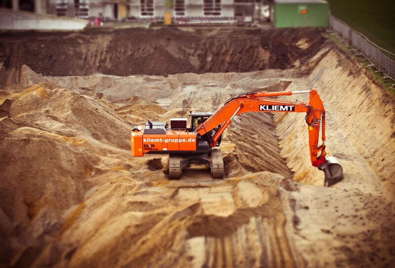 Excavator lucrând